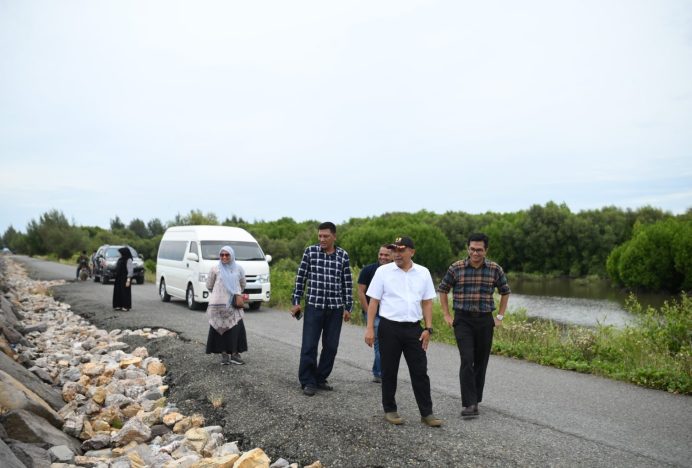 DPRK Banda Aceh Minta Pemerintah Perbaiki Jalan Tepi Laut Gampong Jawa