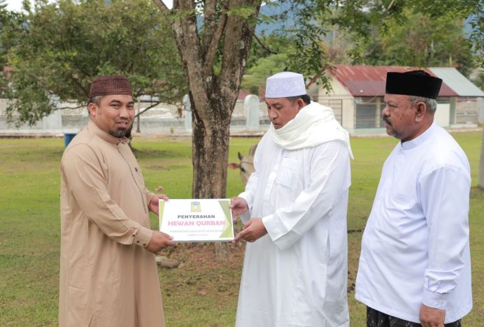 Iswanto Menyerahkan Hewan Kurban di Masjid Al Munawwarah