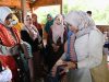 Pj Ketua TP PKK Aceh Kunjungi Sentra Kerajinan Songket di Krueng Kale Aceh Besar