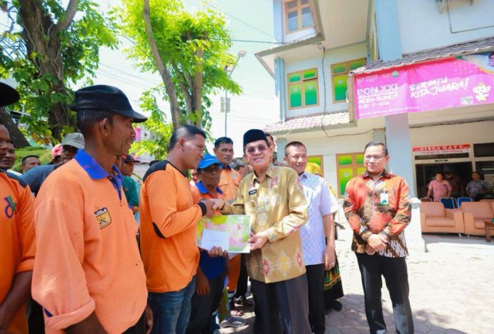 Pj Wali Kota Banda Aceh Serahkan Zakat untuk 603 Petugas Kebersihan