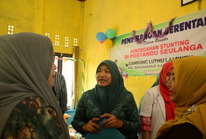 Pj Ketua Pembina Posyandu Aceh Besar Tinjau Timbang Serentak di Luthu Lamweu Sibreh