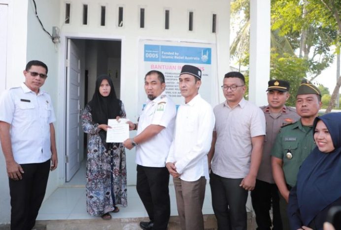 Pj Bupati Aceh Besar Serahkan Dua Unit Rumah Konstruksi Tahan Gempa untuk Yatim dan Dhuafa