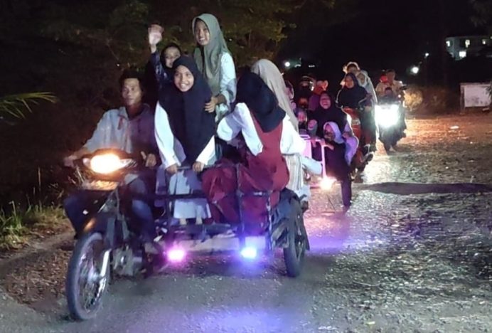 Menyambut Hari Raya Qurban, Santri Pengajian Gampong Sinyeu Pawai Takbir Keliling Dengan Becak & Jalan Kaki