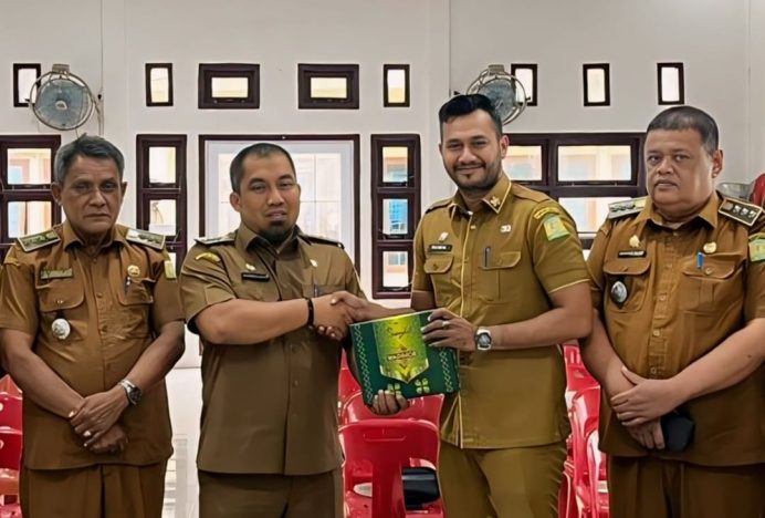 Pj Bupati Muhammad Iswanto Serahkan 1218 Kain Sarung untuk Teungku Imuem Hingga Bilal Meunasah