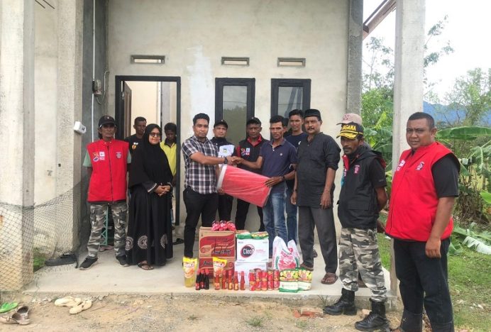 Pemkab Aceh Besar Serah Bantuan Masa Panik untuk Korban Angin Kencang