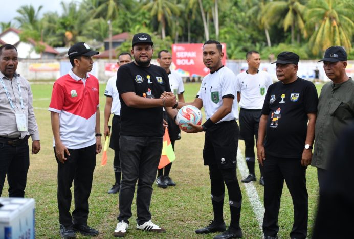 Waketum PSSI Aceh Kick Off Cabor Sepakbola Popda 2024 di Stadion Mon Sikureung