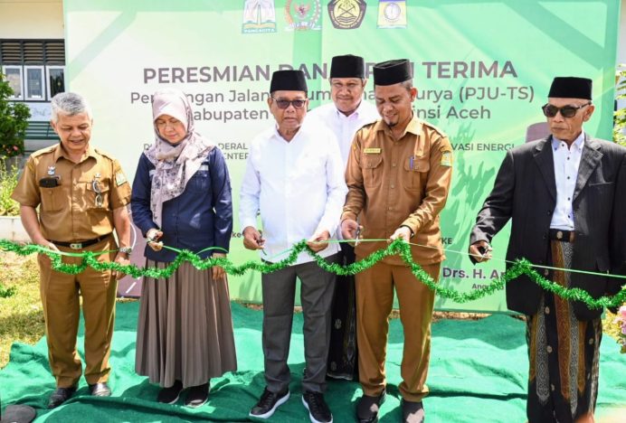 Kadisdik Dayah Aceh Besar Resmikan PJU-TS di Dayah Al Muhajirin