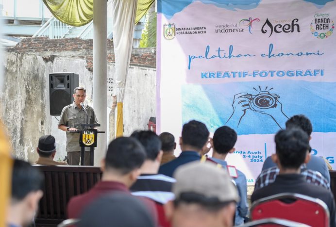 Wakil Ketua DPRK Banda Aceh Isnaini Husda Buka Pelatihan Fotografi