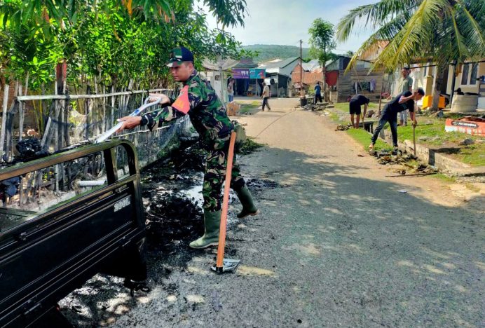 Babinsa Meunasah Keudee Pimpin Aksi Bersih-Bersih Desa