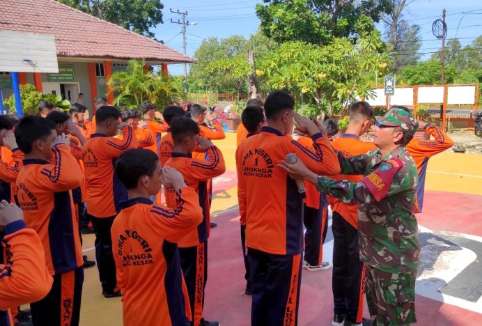 Anggota Koramil 03/Lhoknga Tanamkan Jiwa Kebangsaan melalui PBB kepada Siswa Baru SMAN 1 Lhoknga