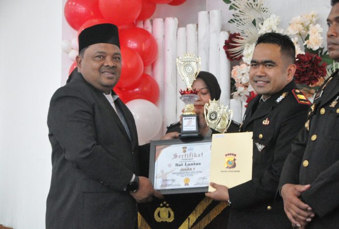 Sekda Sulaimi Serahkan Piala Voli Putra Hari Bhayangkara ke-78 di Polres Aceh Besar