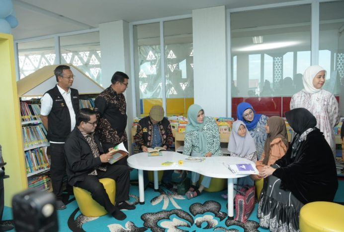 Asisten Sekda Aceh dan Kadis DPKA Dampingi Tim Komisi X DPR RI Tinjau Perpustakaan Aceh