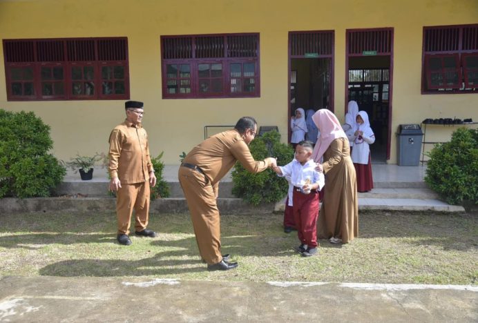 Hari Pertama Masuk Sekolah, Plt Kadis Kominfo Aceh Besar Sapa Murid SD