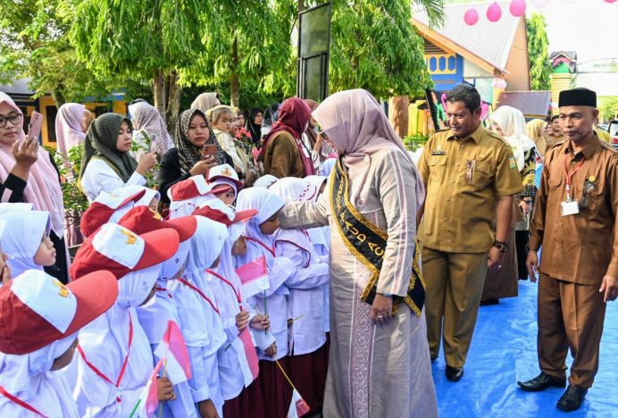 Pj Bunda PAUD Aceh Pantau Hari Pertama Masuk Sekolah di Aceh Besar