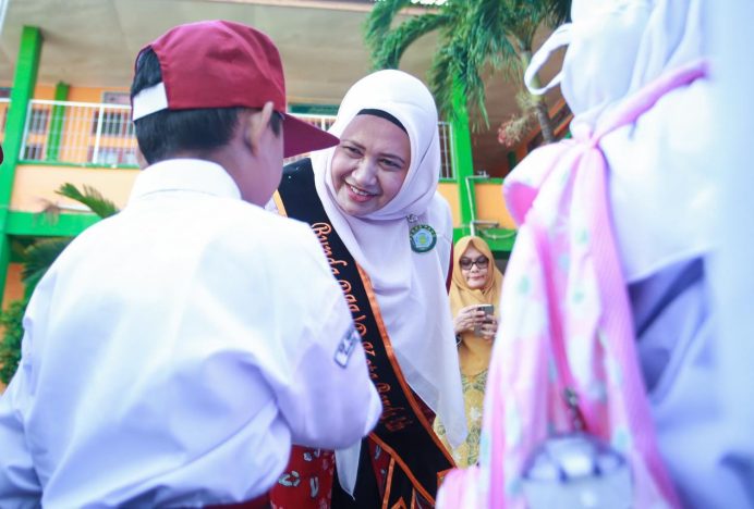 Hari Pertama Masuk Sekolah, Bunda PAUD Kota Banda Aceh Kunjungi SD AL Azhar