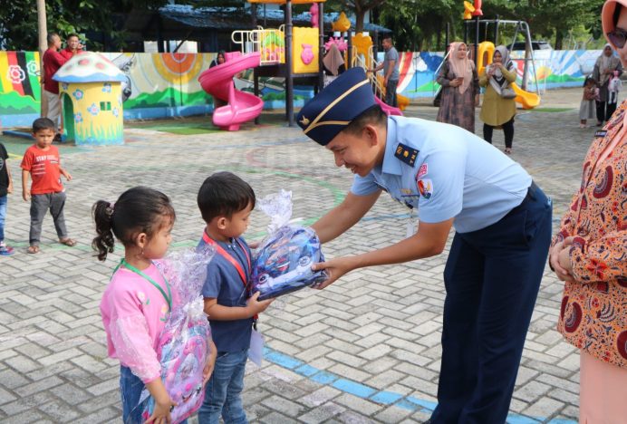 Semangat Siswa Baru TK Angkasa Lanud SIM di Pembukaan MPLS