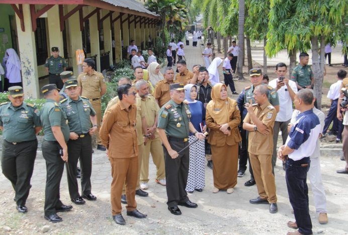 Dandim 0101/KBA dampingi Pangdam IM Kunjungan dan Tinjau Pembangunan Musholla SMPN 1 Banda Aceh