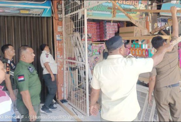 Kasatpol PP dan WH Banda Aceh Pimpin Langsung Pembongkaran Bangunan Liar