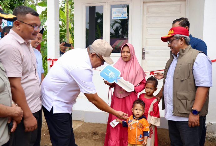 Pj Gubernur Bustami Serahkan Rumah Bantuan Islamic Relief untuk Janda Anak Dua di Aceh Utara