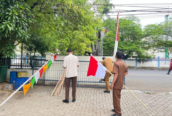 Kecamatan Kuta Alam Mulai Pasang Bendera Merah Putih, Jelang HUT Ke-79 RI