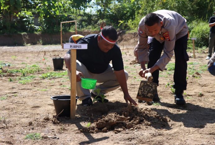 Meriahkan Hari Bhayangkara Ke-78, Sekda Aceh Besar Tanam Pohon Bersama Kapolres