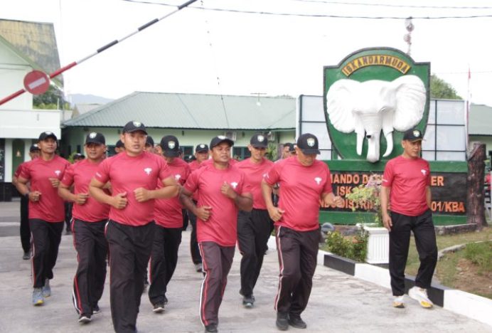 Personil Kodim 0101/KBA Lari Jalanan dan Latihan Beladiri Taktis