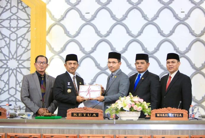 Pj Wali Kota Serahkan KUA PPAS 2025 ke DPRK Banda Aceh
