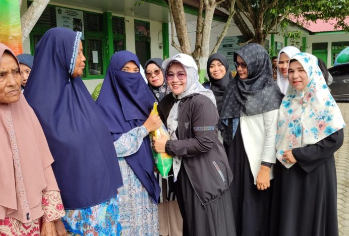 DWP Kemenag Aceh Besar Bagikan Paket Sembako dan Gelar Senam Jantung Sehat di Kecamatan Indrapuri