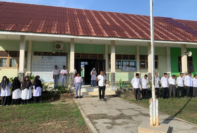 Kepala Urusan Tata Usaha MAN Aceh Singkil Menjadi Pembina Upacara Bendera