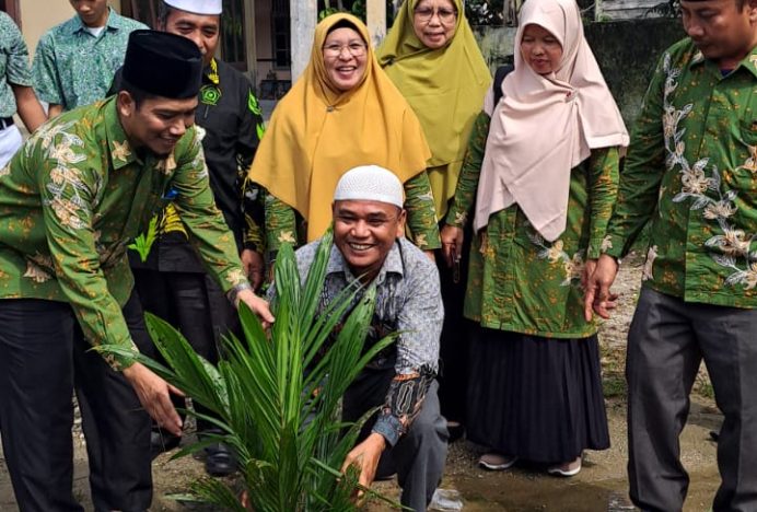 Laksanakan Program Gemarku Berseri, Kemenag Aceh Singkil Tanam Pohon di MAN Aceh Singkil