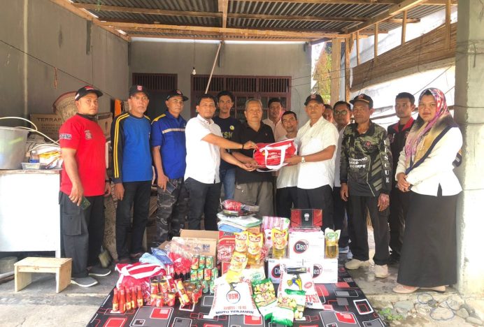 Dinsos Aceh Besar Serahkan Bantuan Masa Panik untuk Warga Jantho