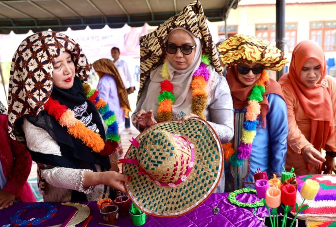 Pj Ketua Dekranasda Aceh Kunjungi Desa Kerajinan Toweren Antara