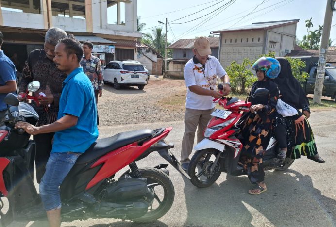 Forkopimcam Darul Kamal Bagikan 400 Bendera Merah Putih Kepada Masyarakat