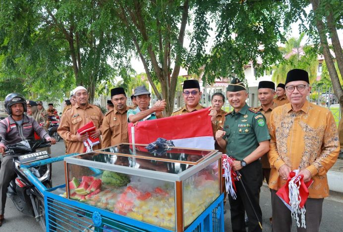 Pj Bupati dan Forkopimda Aceh Barat Bagi Bendera Merah Putih