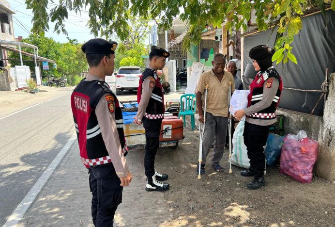 Ditsamapta Polda Aceh Bagikan Sembako kepada Masyarakat Kurang Mampu