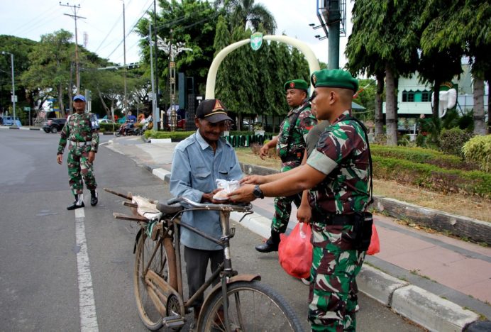 Gelar Jumat Berkah, Anggota Kodim 0101/KBA Bagikan Nasi kepada Masyarakat