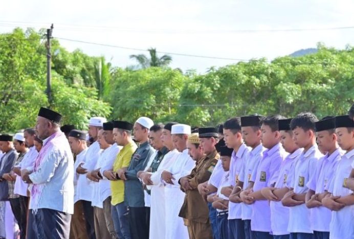 Kadisdikbud Aceh Besar Shalat Istisqa Bersama Ribuan Siswa dan Guru se-Kecamatan Lhoknga