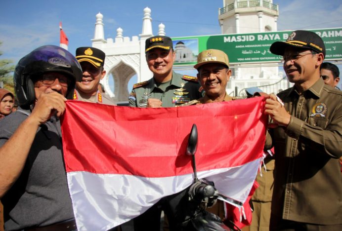 Dandim 0101/KBA Bersama Forkompinda Banda Aceh Bagikan Bendera Merah Putih