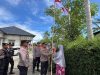 Kapolres Aceh Besar Bagikan Bendera Merah Putih di Indrapuri