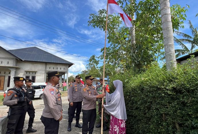 Kapolres Aceh Besar Bagikan Bendera Merah Putih di Indrapuri