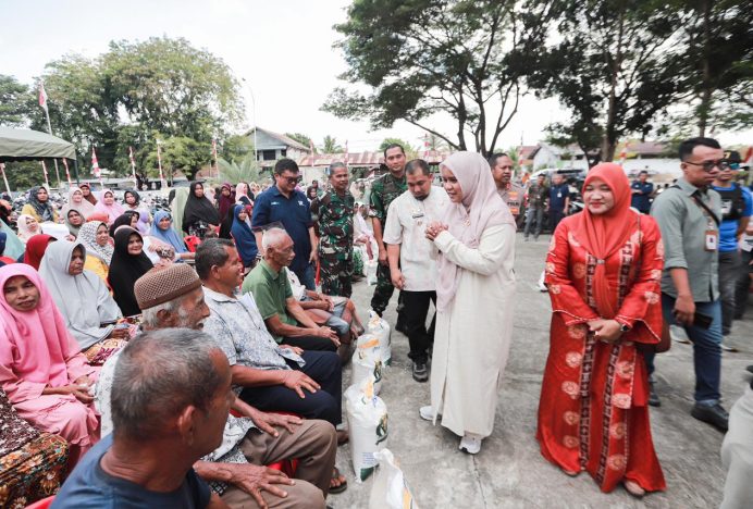 Pj Bupati Aceh Besar dan Pj Ketua TP PKK Aceh Launching Perdana Penyaluran Cadangan Pangan Pemerintah Tahap ke-3