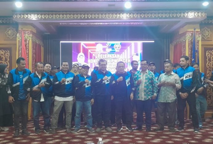 Pj Sekda Azwardi Lepas Kontingen PWI Aceh ke Porwanas XIV/2024 Kalsel