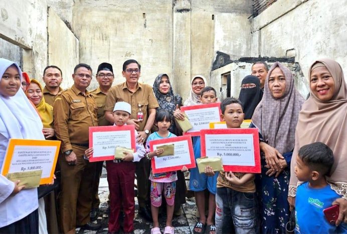 Disdikbud Banda Aceh Berikan Santunan Kepada Siswa-Siswi Korban Kebakaran di Lampaseh