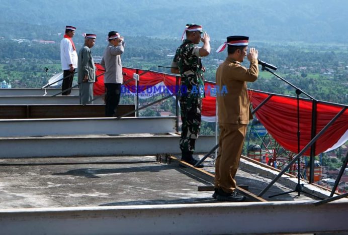 Pemkab Agara Kibarkan Bendera Merah Putih Raksasa Berkibar di Puncak Alas Hill