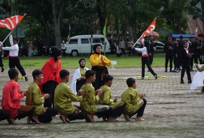 Tarian Massal dan Drum Band HUT ke-79 RI Pukau Ribuan Warga Kota Jantho