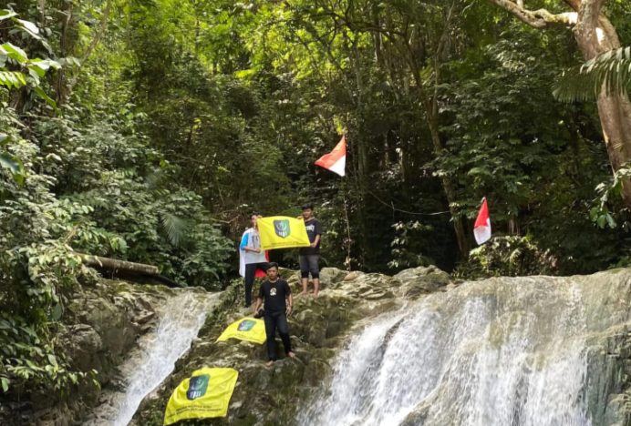 SEMMI Aceh Selatan Kibarkan Bendera Merah Putih di Air Terjun Tingkat 7 Batu Hitam