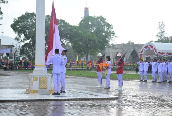 Meski Hujan, Penurunan Bendera di Jantho Berlangsung Tertib