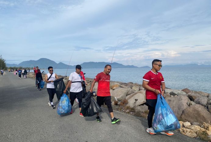 Sambut HUT ke 79 RI, Indorunners Aceh Usai SMR Lakukan Aksi Pungut Sampah