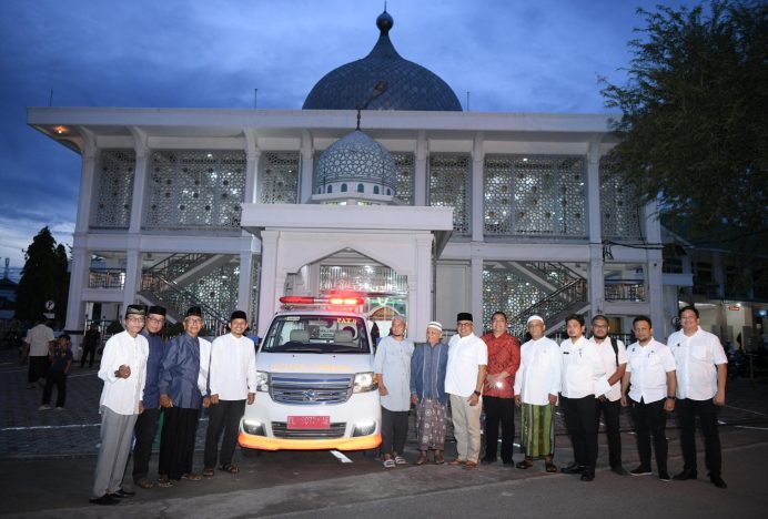 Pj Gubernur Aceh Serahkan Bantuan Ambulance untuk Masjid Darul Falah