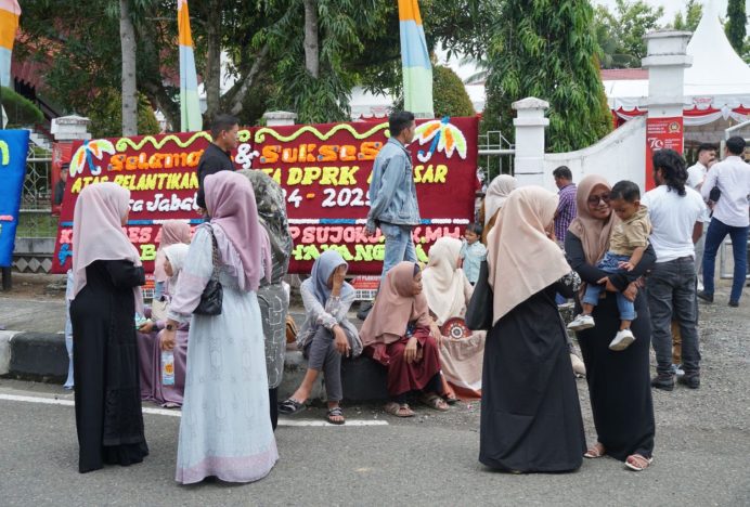 Saksikan Pelantikan, Ribuan Masyarakat Padati Kantor DPRK Aceh Besar